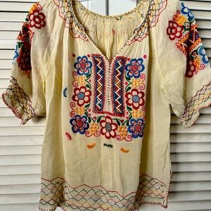 1950’s vintage Mexican short sleeve blouse w hand embroidery.